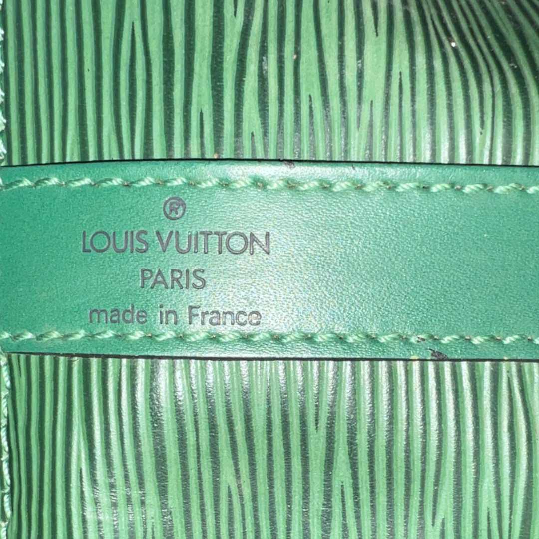LOUIS VUITTON NOÉ PETIT MODEL SCHULTERTASCHE AUS EPI LEDER IN BORNEO GRÜN (M44104)