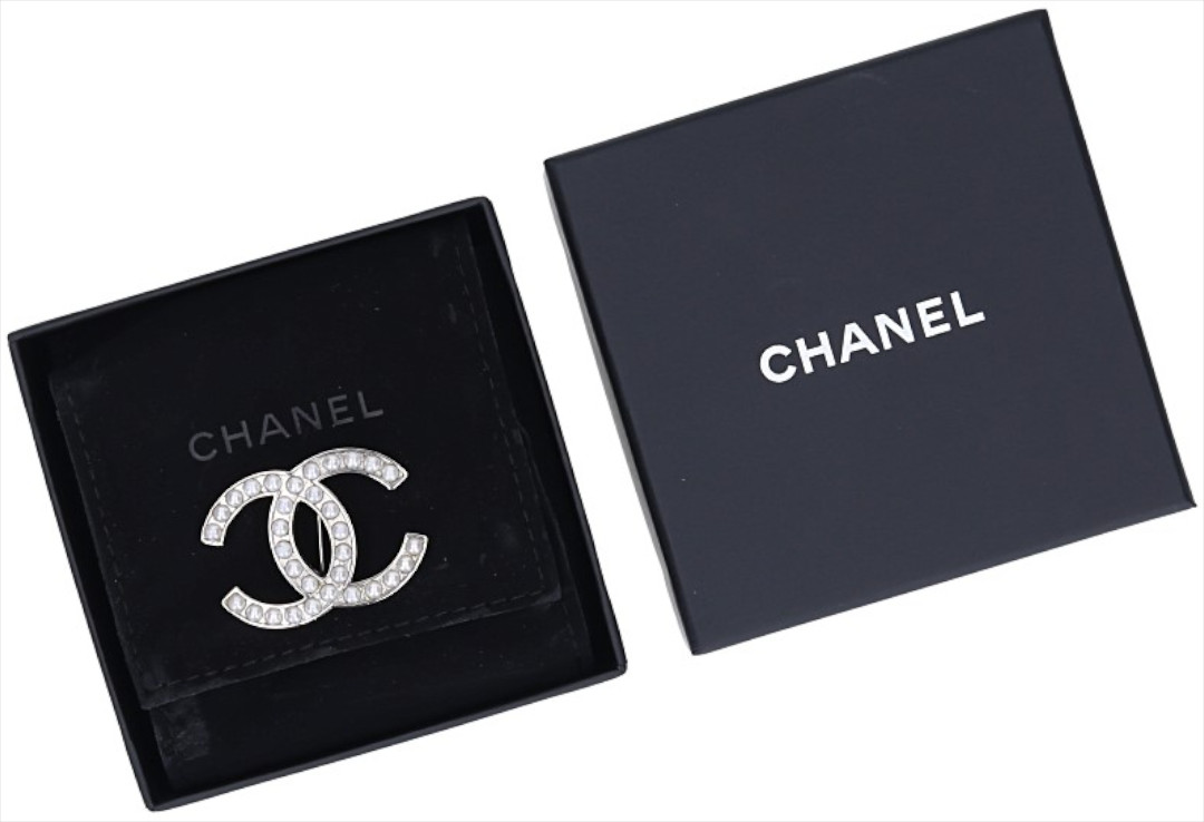 CHANEL BROSCHE AUS SILBERFARBENEM METALL MIT PERLEN BESETZT