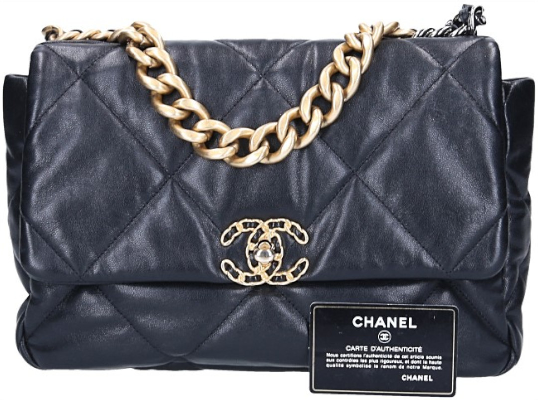 CHANEL 19 GROßE PATTENTASCHE HANDTASCHE AUS LAMMLEDER IN SCHWARZ (AS1161)