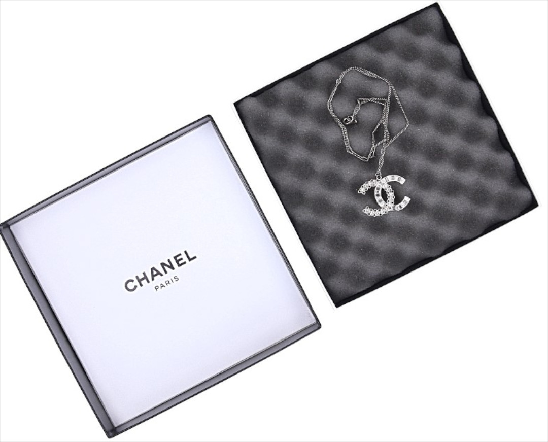 CHANEL HALSKETTE AUS SILBERFARBENES METALL MIT STRASS BESETZT